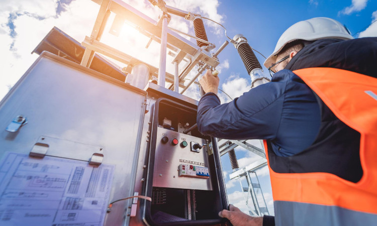 Tehničar za trafostanicom