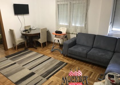 IZDAJE SE namešten NOVIJI dvoiposoban stan od 48m2 ul.Obilićeva