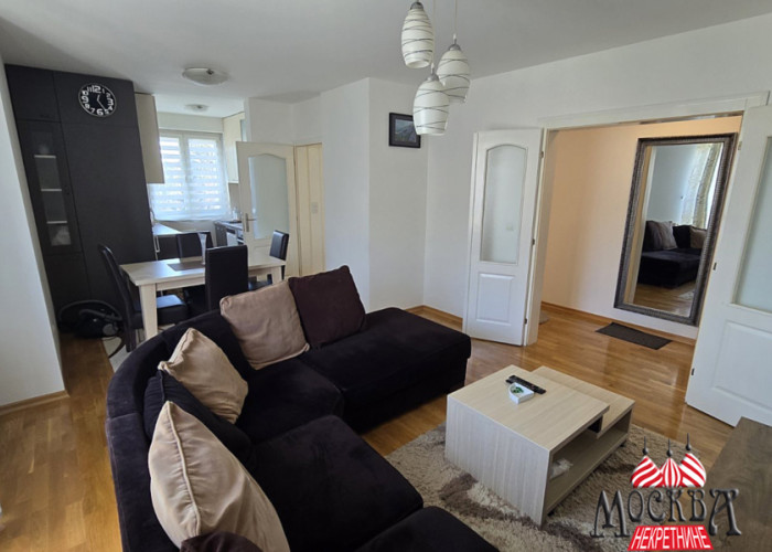 IZDAJE SE kompletno namešten dvosoban stan od 55m2 kod gradskog parka