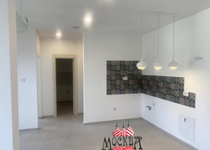 IZDAJE SE nenamešten trosoban stan od 70m2 u poslovno-stambene svrhe kod Hotel Morave
