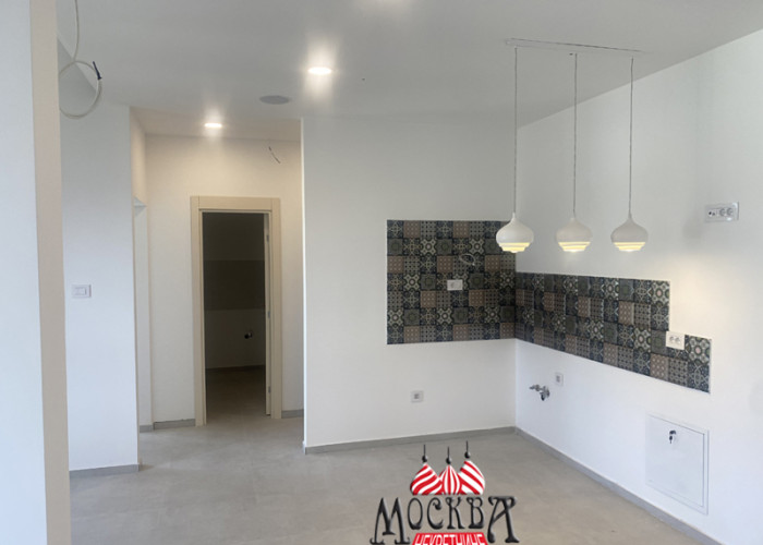 IZDAJE SE nenamešten trosoban stan od 70m2 u poslovno-stambene svrhe kod Hotel Morave