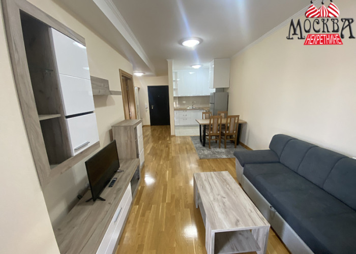 IZDAJE SE NOV namešten jednoiposoban stan od 42m2 ul.Balkanska