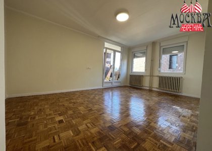 IZDAJE SE polunamešten troiposoban stan od 87m2 u Centru
