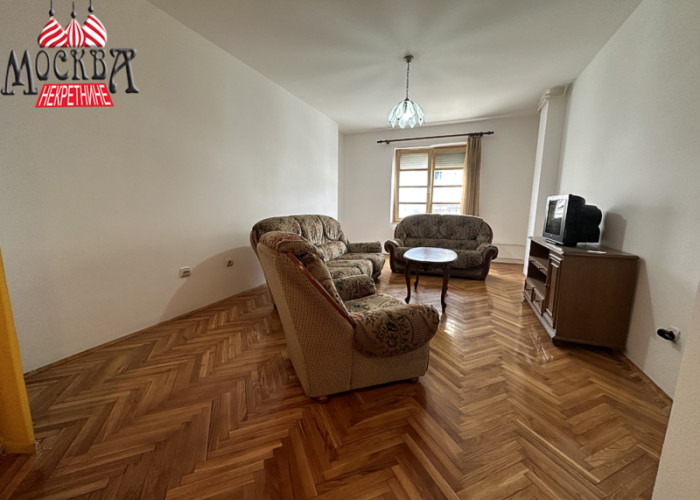 IZDAJE SE namešten dvosoban stan od 60m2 u strogom centru