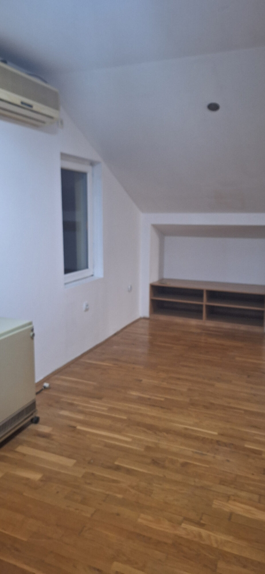 Izdajem jednosoban stan u Borči