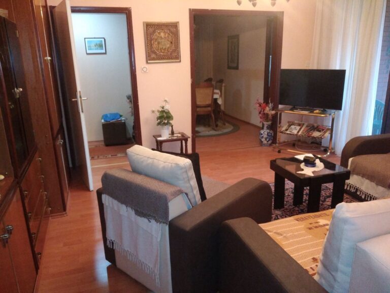 Vlasnik 0621979523 prodaje stan Vidikovacki Venac