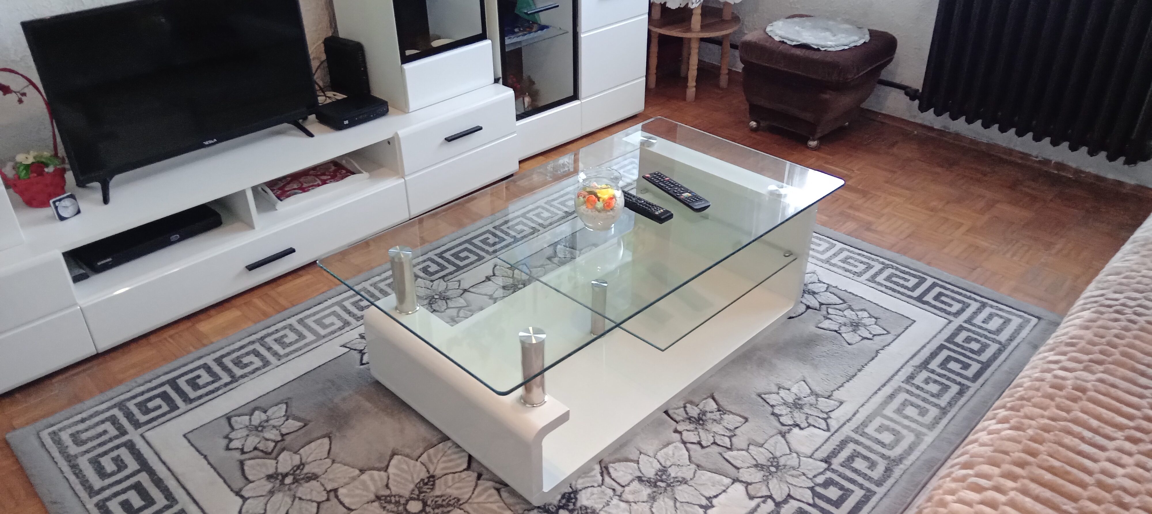 Izdajem kompletno namesten dvosoban stan na Detelinari 52 kvadrata