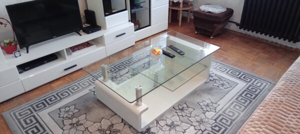 Izdajem kompletno namesten dvosoban stan na Detelinari 52 kvadrata